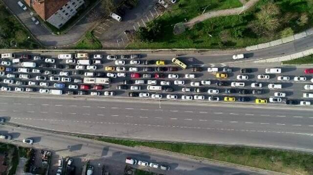 İstanbul'da isyan ettiren trafik çilesi! 3 kilometrelik yolu 1 saatte gidiyorlar