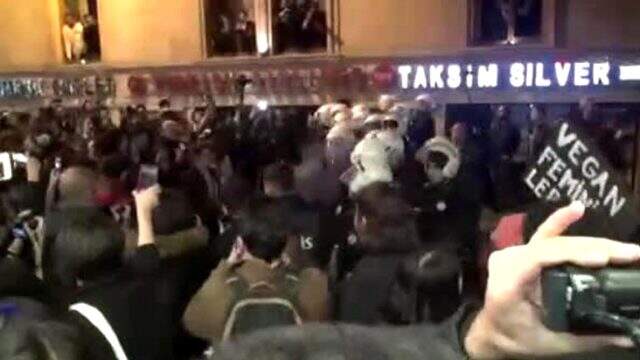 İzinsiz gösteri yaparak polise tepki gösteren 34 kişi gözaltına alındı Taksim'de Kadınlar Günü gösterisine polis müdahalesi: 34 kişi gözaltına alındı