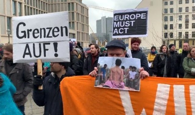 Merkel ve Miçotakis'e sığınmacı protestosu: Avrupa öldürme, sınırları aç