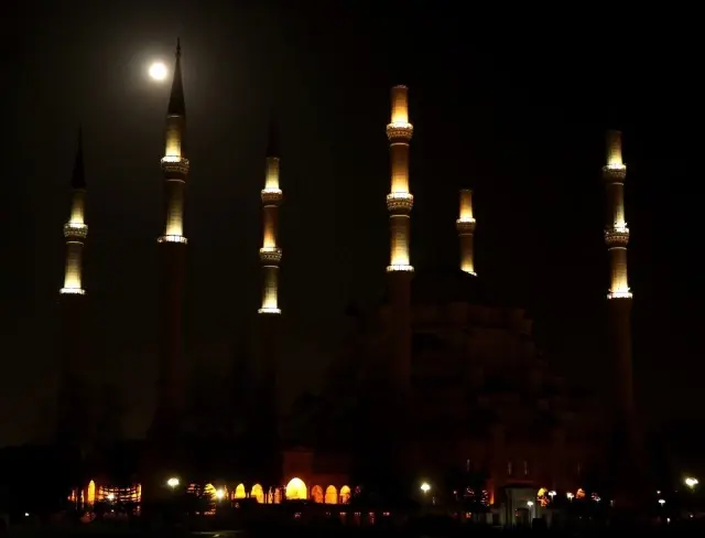 Bu yıl ikinci kez gözlemlenen Süper Ay, Adana'da etkileyici görüntüler ortaya çıkarttı