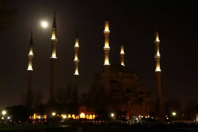 Bu yıl ikinci kez gözlemlenen Süper Ay, Adana'da etkileyici görüntüler ortaya çıkarttı