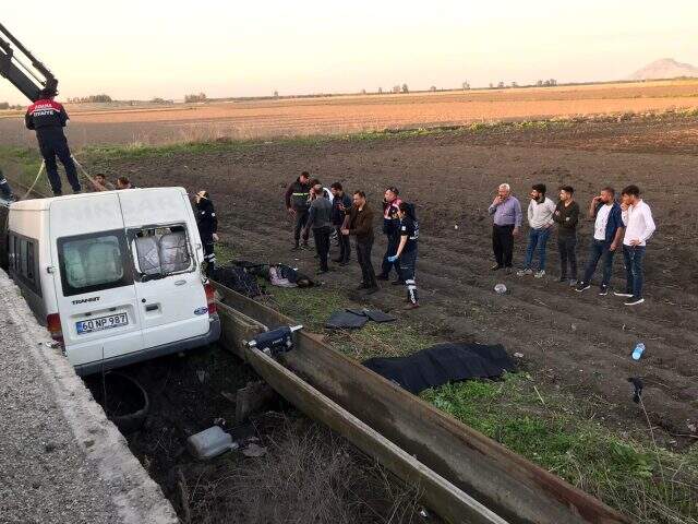 Adana'da işçi servisi şarampole devrildi: 3 ölü, 14 yaralı Adana ve Amasya'da peş peşe trafik kazaları: 5 ölü, 21 yaralı