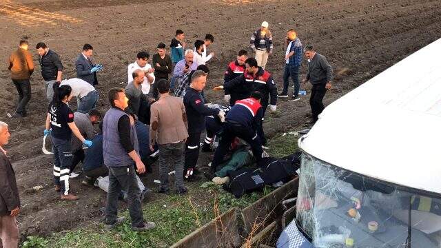 Adana'da işçi servisi şarampole devrildi: 3 ölü, 14 yaralı Adana ve Amasya'da peş peşe trafik kazaları: 5 ölü, 21 yaralı
