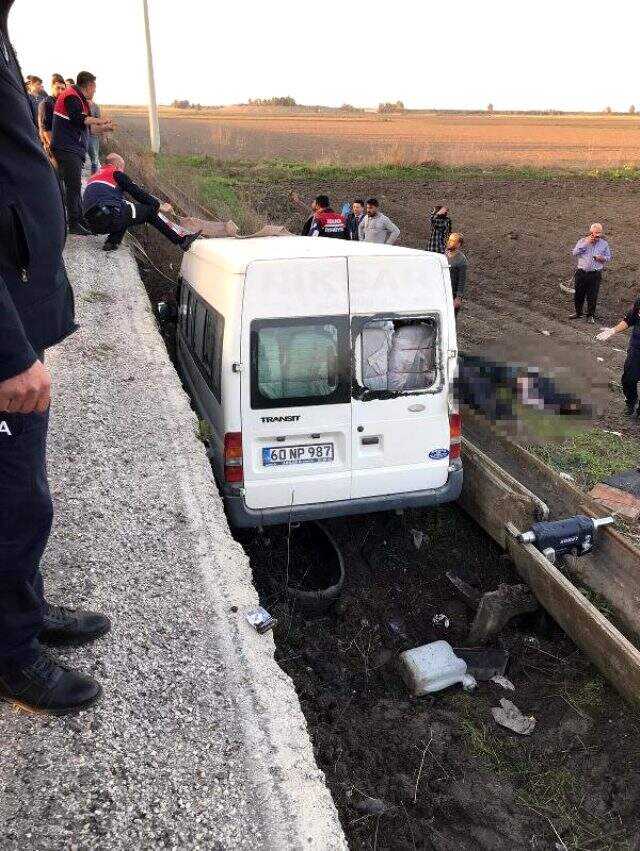 Adana'da işçi servisi şarampole devrildi: 3 ölü, 14 yaralı Adana ve Amasya'da peş peşe trafik kazaları: 5 ölü, 21 yaralı