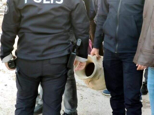 Cami yıkımında duvarların arasından çıkan boş küpler hazine dedikodularına neden oldu Cami yıkımında duvarların arasından çıkan boş küpler hazine dedikodularına neden oldu