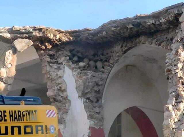 Cami yıkımında duvarların arasından çıkan boş küpler hazine dedikodularına neden oldu Cami yıkımında duvarların arasından çıkan boş küpler hazine dedikodularına neden oldu