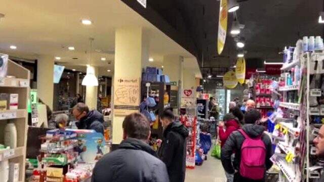 İtalya'nın genelinde karantina uygulanacağı ilan edilmesinden sonra, Roma'da halk marketlere akın etti İtalya'nın genelinde karantina uygulanacağı ilan edilmesinden sonra, Roma'da halk marketlere akın etti