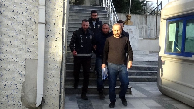 Karısıyla mesajlaşırken yakaladığı kişiye arabada kurşun yağdırdı