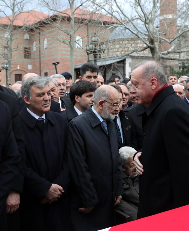 Şevket Kazan'ın cenazesinde yan yana saf tutan Erdoğan ve Gül'ün arasına başka biri girdi