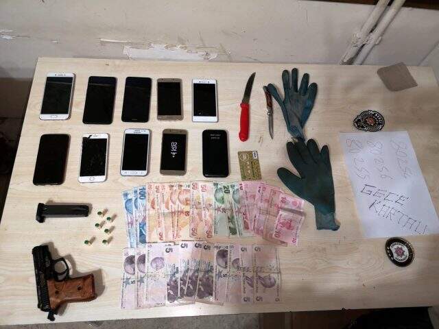 Kendilerine polis süsü veren gaspçılar 5 kişiyi koli bandıyla bağlayıp soydular Kendilerine polis süsü veren gaspçılar 5 kişiyi koli bandıyla bağlayıp soydular