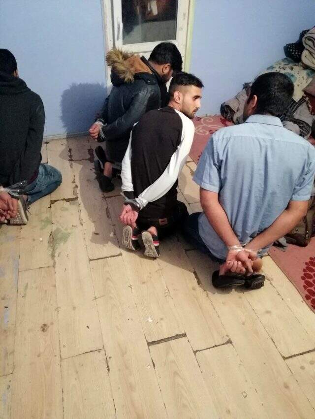 Kendilerine polis süsü veren gaspçılar 5 kişiyi koli bandıyla bağlayıp soydular Kendilerine polis süsü veren gaspçılar 5 kişiyi koli bandıyla bağlayıp soydular