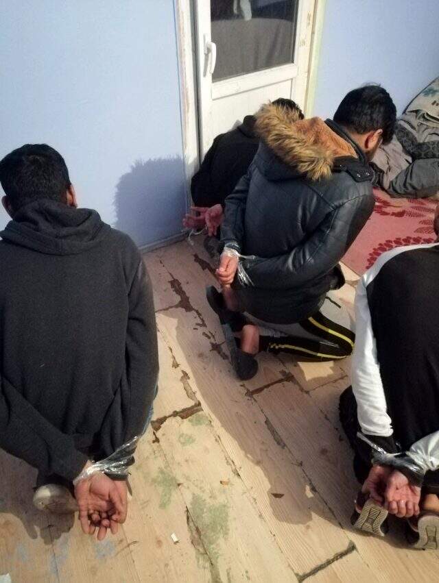 Kendilerine polis süsü veren gaspçılar 5 kişiyi koli bandıyla bağlayıp soydular Kendilerine polis süsü veren gaspçılar 5 kişiyi koli bandıyla bağlayıp soydular