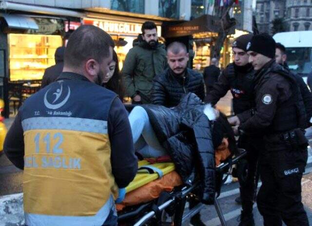 Otel çalışanı, kaza yapan kadının elini bir an olsun bırakmadı Otel çalışanı, kaza yapan kadının elini bir an olsun bırakmadı