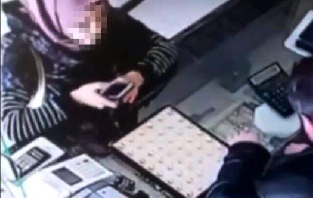 Anne, kızının çaldığı 2 bin lira değerindeki yüzüğü kuyumcuya geri verdi Anne, kızının çaldığı 2 bin lira değerindeki yüzüğü kuyumcuya geri verdi