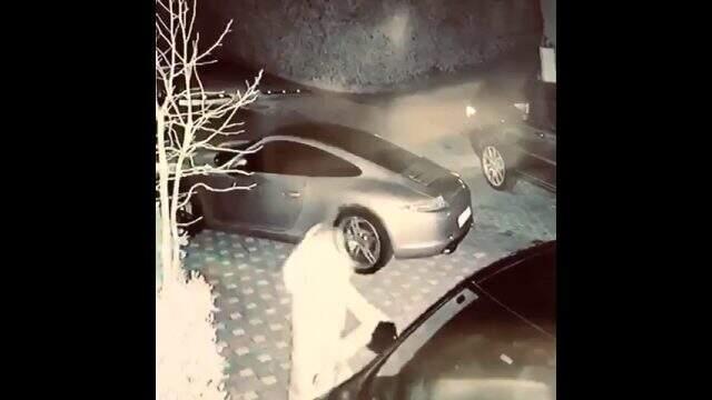 Ece Erken, evli olan sevgilisinin ve karısının arabalarının aynalarını kırdı Ece Erken, evli olan sevgilisinin ve karısının arabalarının aynalarını kırdı