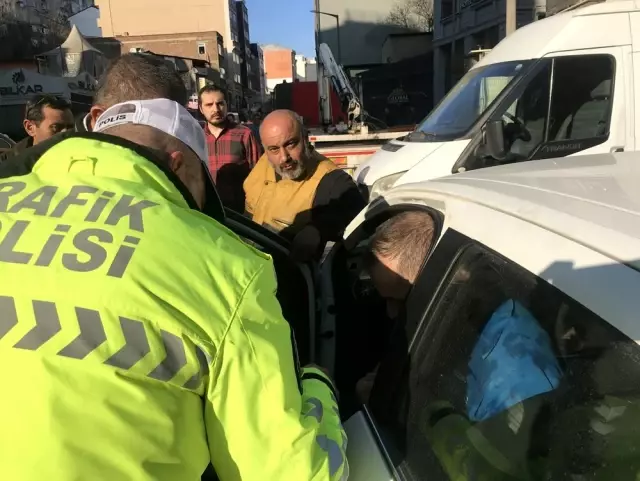 Bonzai kullanıp direksiyona geçen sürücü, park halindeki minibüse çarparak durabildi