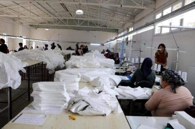 Zonguldaklı firma, koronavirüs sonrası gelen 1 milyonluk tulum talebini yetiştirmek için gece gündüz üretim yapıyor