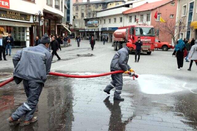 Bitlis'te caddeler, Van Gölü'nün sodalı suyuyla yıkanıp dezenfekte ediliyor Bitlis'te cadde ve sokakları ilaçlamak yerine Van Gölü'nden getirilen suyla yıkıyorlar