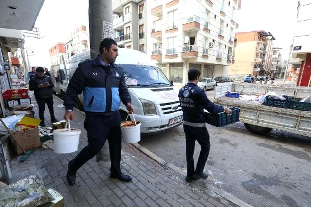 Hijyen kurallarını hiçe sayarak üretim yapan tatlıcı, denetime gelen zabıtayı görünce dükkanı bırakıp kaçtı