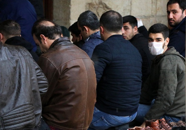 Evde kılınabilir uyarısına rağmen vatandaşlar cuma namazında camileri doldurdu