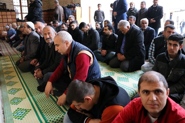 Evde kılınabilir uyarısına rağmen vatandaşlar cuma namazında camileri doldurdu