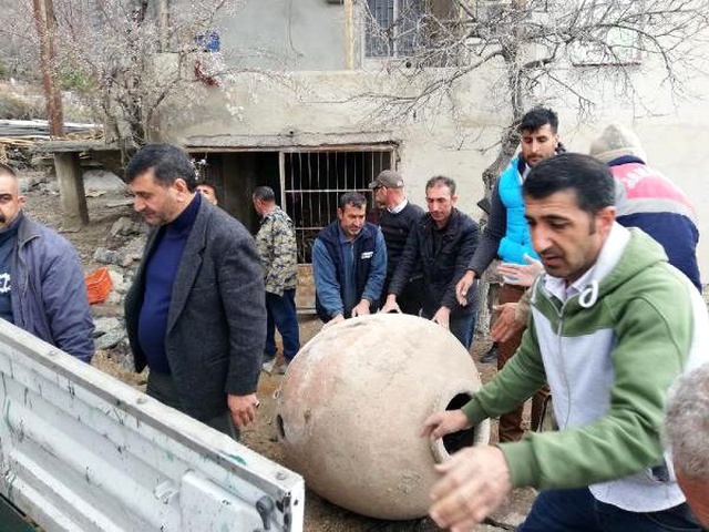Elazığ depreminde hasar gören evde 700 yıllık 3 küp bulundu