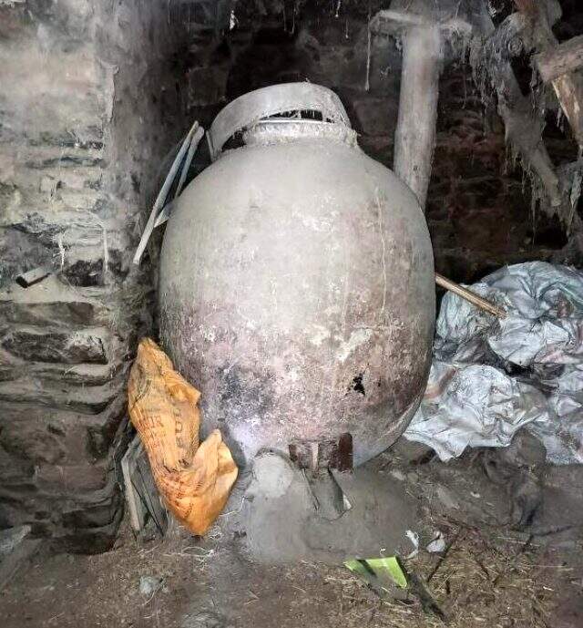 Elazığ depreminde hasar gören evde 700 yıllık 3 küp bulundu