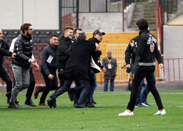 Fatih Karagümrük-Altay maçının ardından saha karıştı