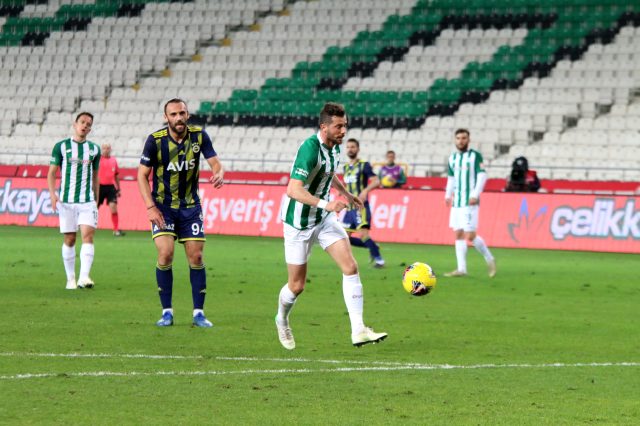 Fenerbahçe, Konyaspor'a 1-0 yenildi