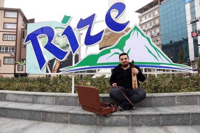 Rizeli kemençe ustası Alihan Civelek, Koronavirüs için türkü yazdı