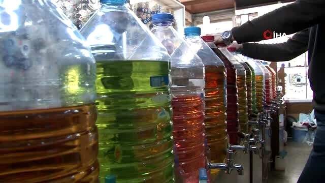 Koronavirüs kolonyaya ilgiyi arttırdı...Önce 150 litre satıyordu şimdi 2 bin litreye yükseldi Koronavirüs öncesi günde 150 litre kolonya satıyordu, şimdi satışı 2 bin litreye yükseldi