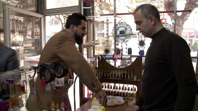 Koronavirüs kolonyaya ilgiyi arttırdı...Önce 150 litre satıyordu şimdi 2 bin litreye yükseldi <a class='keyword-sd' href='/koronavirus/' title='Koronavirüs'>Koronavirüs</a> öncesi günde 150 litre kolonya satıyordu, şimdi satışı 2 bin litreye yükseldi
