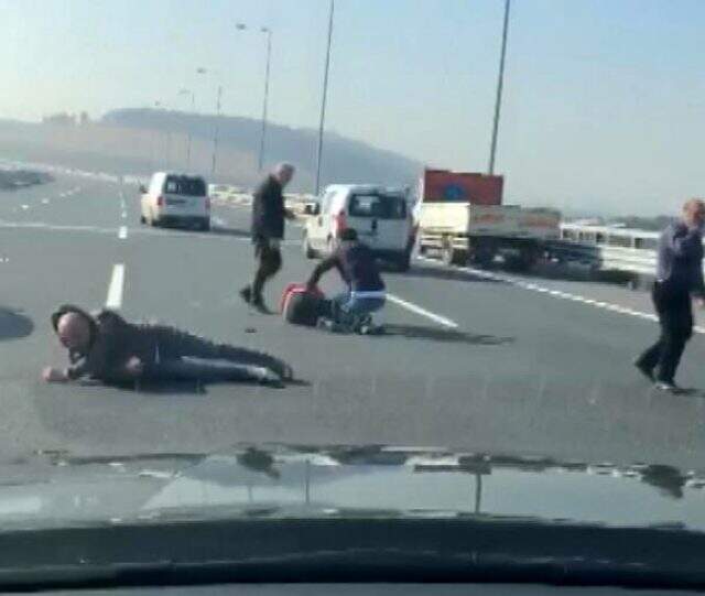 Kuzey Marmara Otoyolu'nda kaza sonrası kavga kamerada Kuzey Marmara Otoyolu'nda kaza sonrası 5 kişi birbirine girdi, o anları vatandaş cep telefonuyla kaydetti