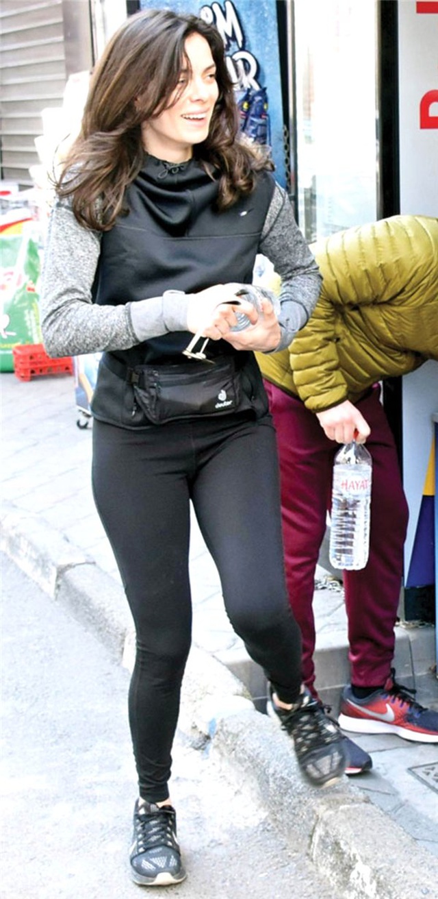  <a class='keyword-sd' href='/ozge-ozpirincci/' title='Özge Özpirinçci'>Özge Özpirinçci</a>: Virüse karşı bol bol su için