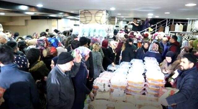 Sivas'ta koronavirüs tehlikesine rağmen mağaza açılışında izdiham yaşandı Sivas'ta koronavirüs tehlikesine rağmen mağaza açılışında izdiham yaşandı