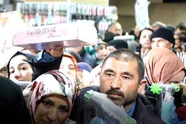 Sivas'ta koronavirüs tehlikesine rağmen mağaza açılışında izdiham yaşandı Sivas'ta koronavirüs tehlikesine rağmen mağaza açılışında izdiham yaşandı