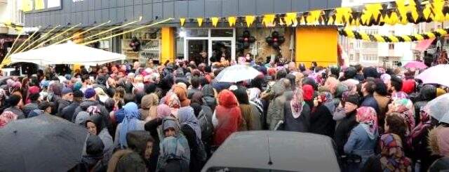 Sivas'ta koronavirüs tehlikesine rağmen mağaza açılışında izdiham yaşandı Sivas'ta koronavirüs tehlikesine rağmen mağaza açılışında izdiham yaşandı