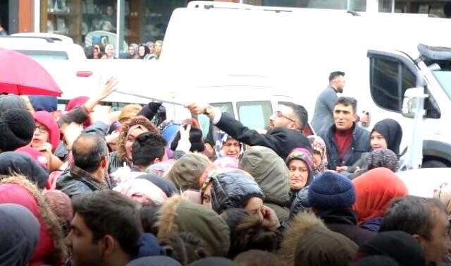 Sivas'ta koronavirüs tehlikesine rağmen mağaza açılışında izdiham yaşandı Sivas'ta koronavirüs tehlikesine rağmen mağaza açılışında izdiham yaşandı