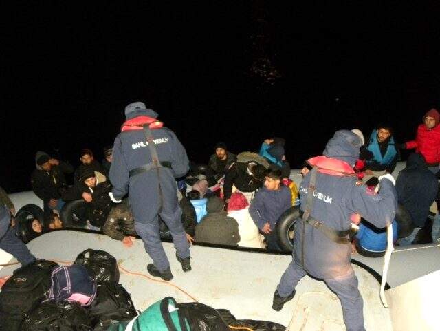 Yunan askeri ölüme terk etti, Türk askeri kurtardı Yunan askerinin ölüme terkettiği göçmenlere, Türk askeri yardım eli uzattı