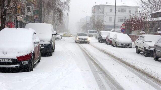 Ardahan'da 'Mart kapıdan baktırır' atasözü gerçek oldu, lapa lapa kar yağdı Ardahan'da 'Mart kapıdan baktırır' atasözü gerçek oldu, lapa lapa kar yağdı