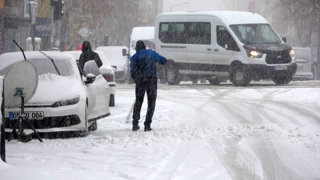 Ardahan'da 'Mart kapıdan baktırır' atasözü gerçek oldu, lapa lapa kar yağdı