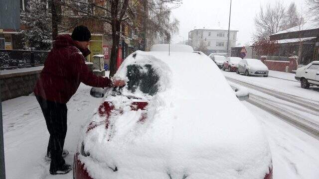 Ardahan'da 'Mart kapıdan baktırır' atasözü gerçek oldu, lapa lapa kar yağdı Ardahan'da 'Mart kapıdan baktırır' atasözü gerçek oldu, lapa lapa kar yağdı