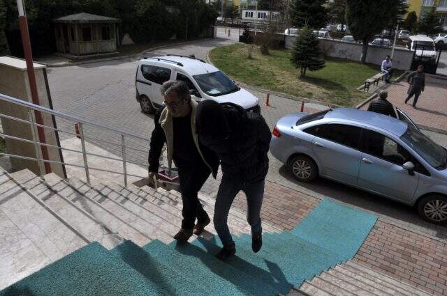Çaldıkları aracı kaza yapınca terk eden hırsızlar, telefonu unutunca yakayı ele verdi Çaldıkları aracı kaza yapınca terk eden hırsızlar, telefonu unutunca yakayı ele verdi