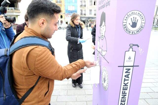 İBB, meydanlarda koronavirüse karşı bilgilendirme etkinliği düzenliyor