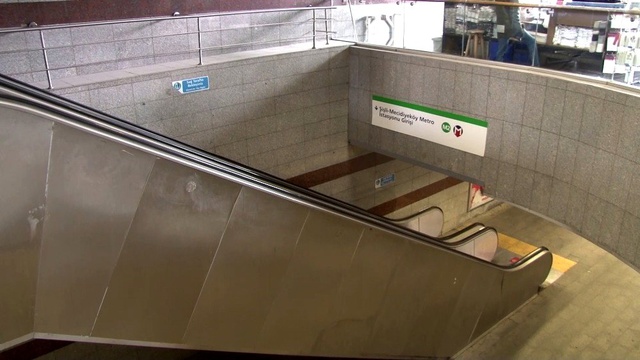 Yoğunluğuyla meşhur Mecidiyeköy metrobüs durağı, koronavirüs korkusundan boş kaldı