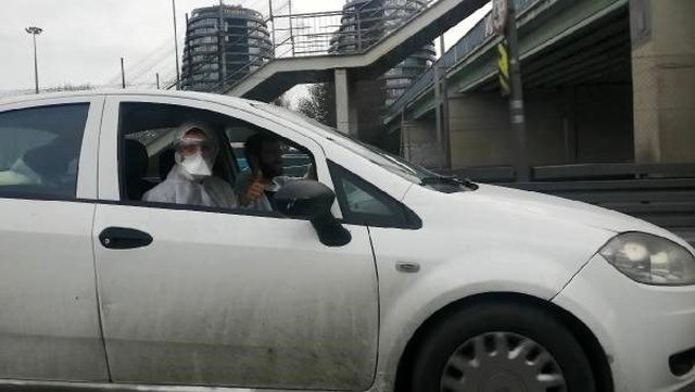 Görüntü İstanbul'dan! Tulum giyip maske ve gözlük takarak trafiğe çıktılar