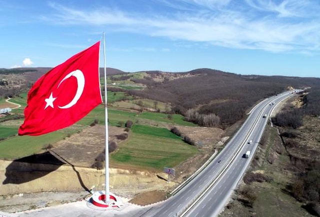 Samsun'da dalgalanan Türkiye'nin en büyük bayrağında selfie yoğunluğu yaşanıyor