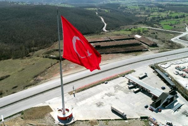 Samsun'da dalgalanan Türkiye'nin en büyük bayrağında selfie yoğunluğu yaşanıyor