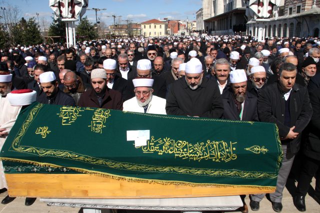 Abdullah Ustaosmanoğlu'nun cenazesinde koronavirüs uyarıları dikkate alınmadı