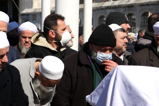 Abdullah Ustaosmanoğlu'nun cenazesinde koronavirüs uyarıları dikkate alınmadı